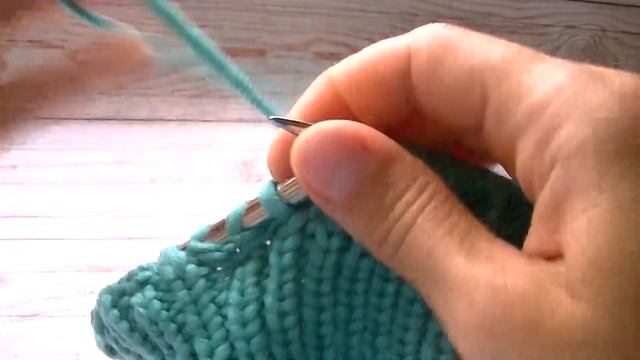 Вяжем шапку узором по диагонали спицами.