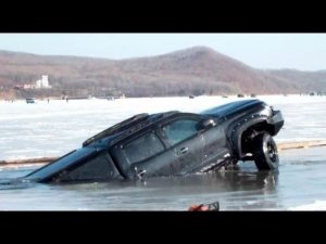 Как под воду уходят люди и машины