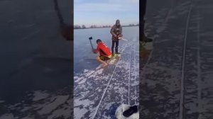 Мужчина прыгнул в прорубь и утонул ПОЛНОЕ ВИДЕО