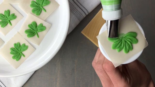 How to pipe a Shamrock | Easy four-leaf clover St Patrick's day piping tutorial смотреть онлайн