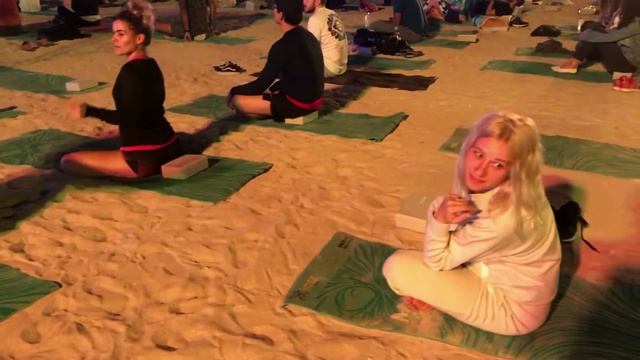 Дубай Йога на Пляже Фестиваль на открытом воздухе Медитация смотреть онлайн