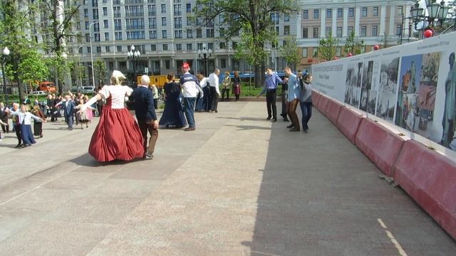 Вальс Миньон. III Традиционный бал на площади Пушкина 28.05.2017 смотреть онлайн