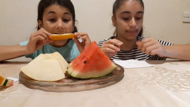 МУКБАНГ/Челендж арбузик и дыня/кто больше съест/отвечам на вопросы. смотреть онлайн