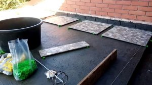 Как уложить керамогранит на толстый слой клея. Укладка керамогранита. Неправильный уклон.