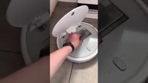 Робот пылесос МАТЕРИТСЯ!!!