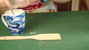 Готовим грунтовку из крахмала, шлифуем и грунтуем деревянную заготовку.