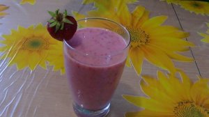 Смузи из клубники с бананом, коктейль на молоке. Smoothies of strawberries