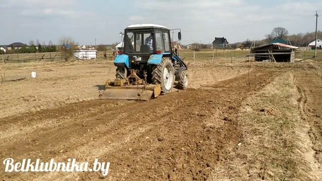 Фрезеровка почвы, второй раз. Мотоблок захондрил)). Belklubnika.by.mp4 смотреть онлайн