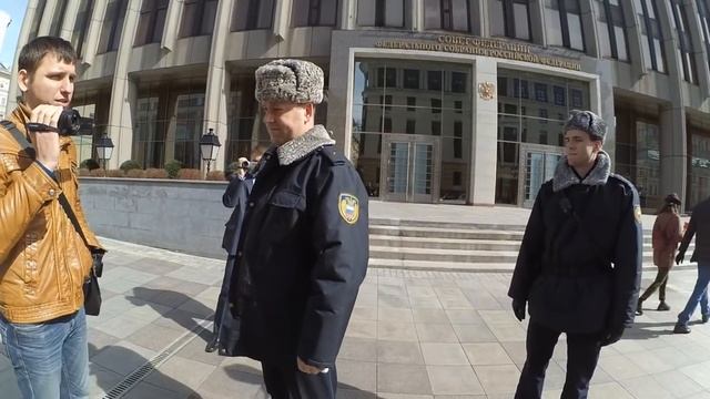 Как государственные структуры из прилегающих улиц Москвы делают ведомственные парковки смотреть онлайн