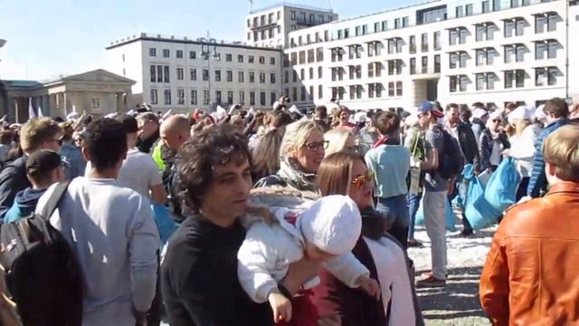 Бой подушками на Парижской площади в Берлине смотреть онлайн