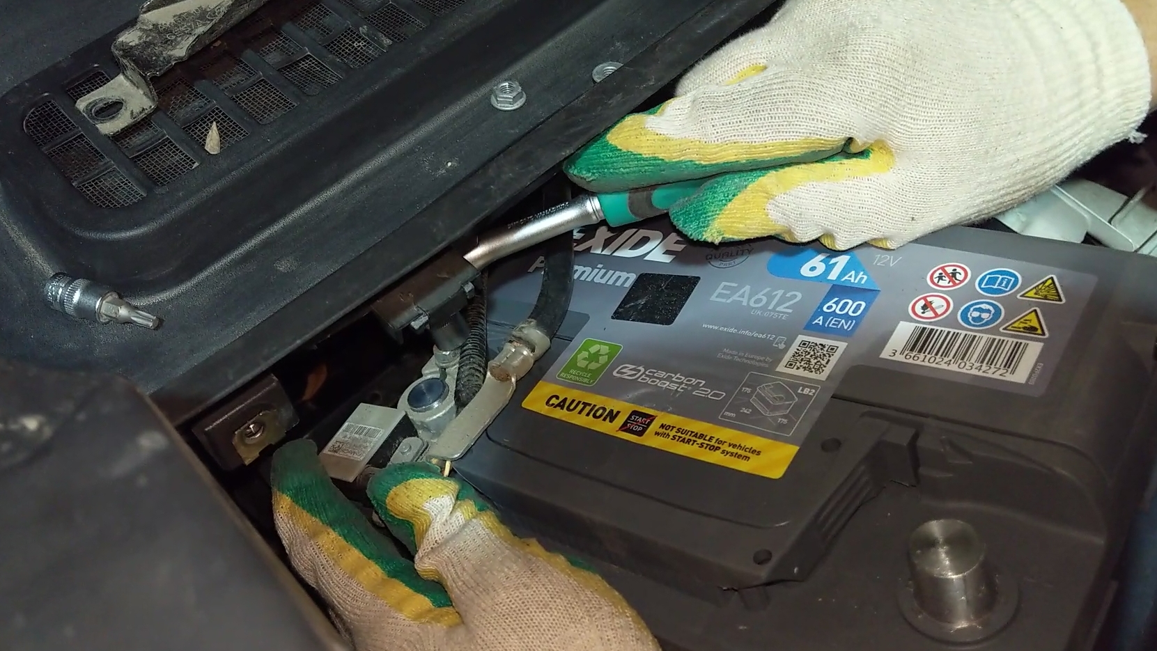 Замена аккумулятора на Форд Куга 2. смотреть онлайн