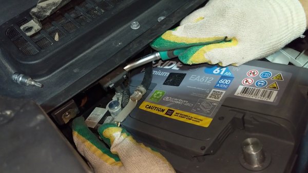 Замена аккумулятора на Форд Куга 2.