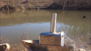 Настоящий пароход с паровым двигателем.