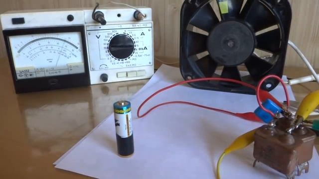 КАК МОЖЕТ ОТ БАТАРЕЙКИ 1,5в ЗАПУСКАТЬСЯ АСИНХРОННЫЙ МОТОР на 220в ? смотреть онлайн