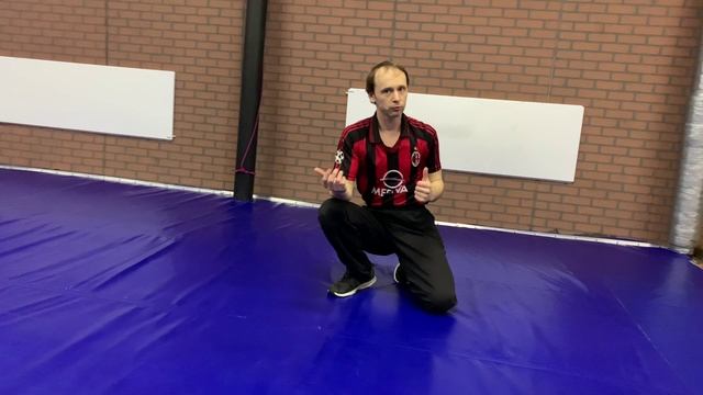 Безопасный перекат через плечо вперед на любой опоре смотреть онлайн