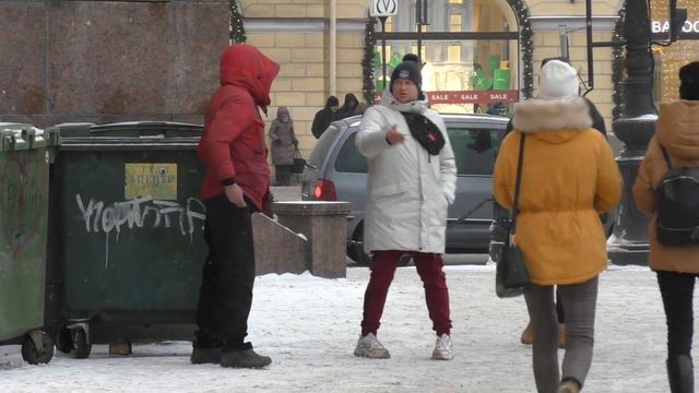 РАЗДАЛ НОВОГОДНЕЕ НАСТРОЕНИЕ! МУЖИК ИСПУГАЛСЯ И ПОБЕЖАЛ В АВТОБУС! смотреть онлайн