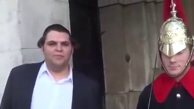 Funny guy makes Royal Guard Laugh at Buckingham Palace смотреть онлайн