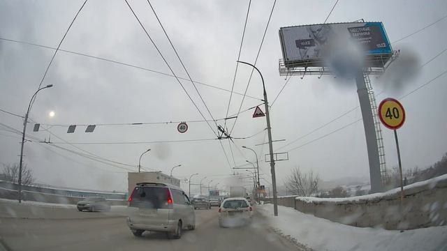 Резкое торможение при въезде на мост. Скользко... смотреть онлайн