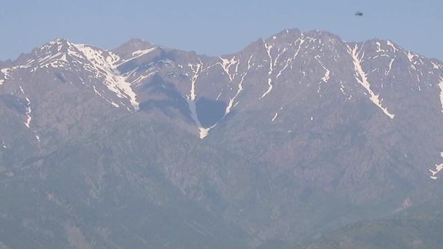 30.04.2023. Узбекистан. Чиноркент. Угамский хребет. Облака. Снег. Домики смотреть онлайн
