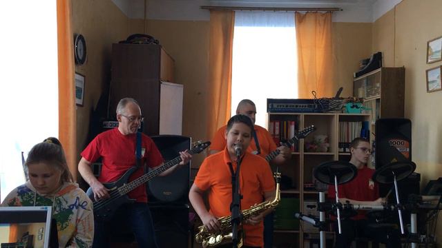 Саксофон - (авторская). Сегодня на репетиции с папой и группа "Дай пять" Играем с папой. смотреть онлайн