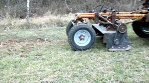 T-16 tractor with homemade mulcherЕксклюзивний трактор т-16 з саморобний мульчером подрібнює гілля