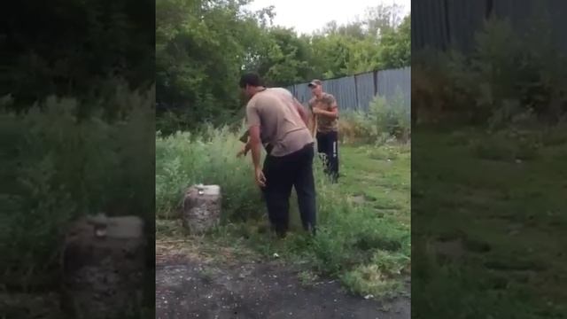 Что будет если разрубить балон с монтажной пеной? смотреть онлайн