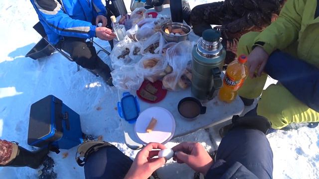 Первый лед сразу 80см. Прозрачный лед и окунь. смотреть онлайн