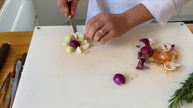 Vegetarische Auberginenlasagne mit Rhabarber-Kaviar - Sterneküche zuhause смотреть онлайн