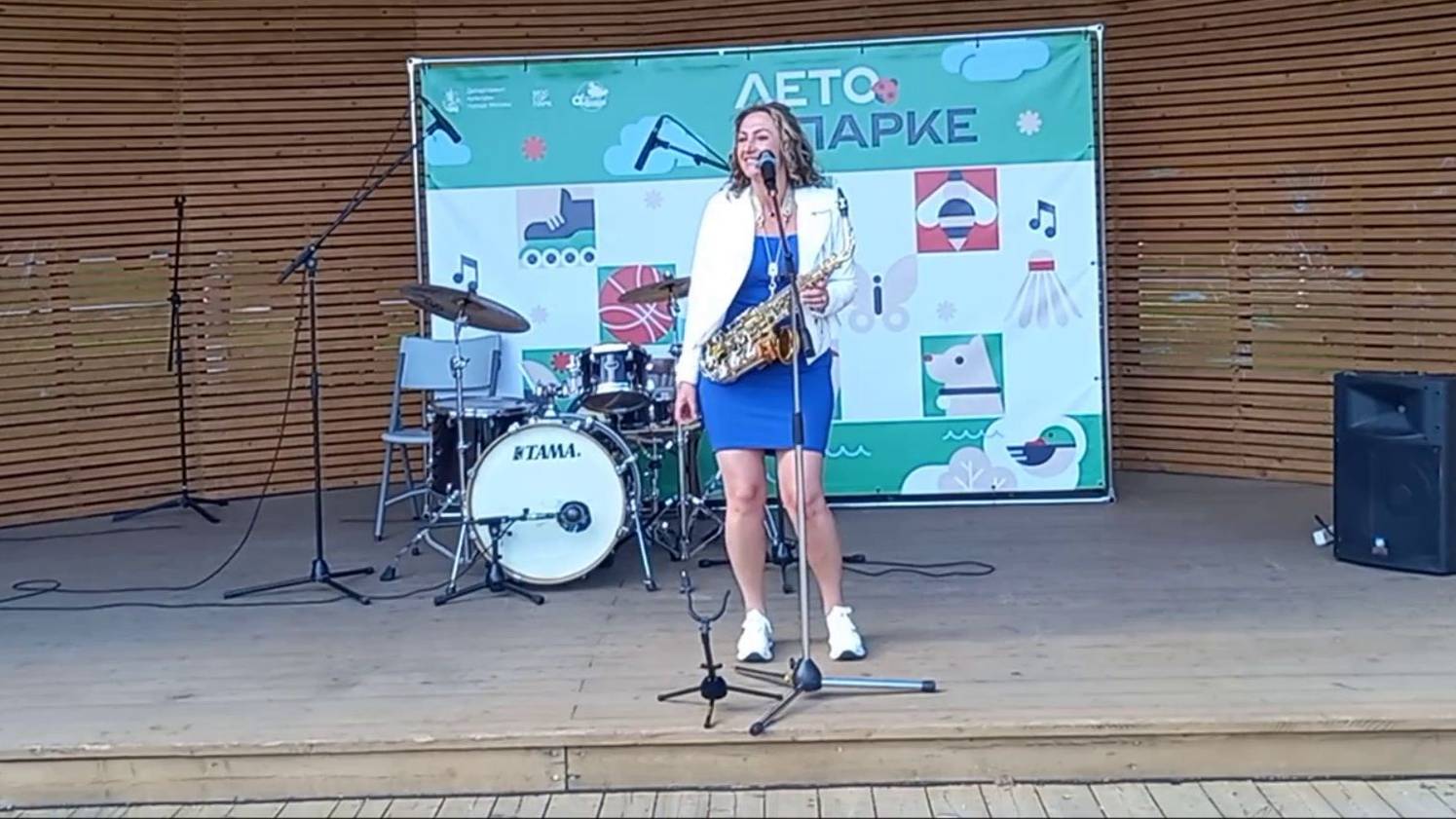 Концерт в сквере по Олонецкому проезду. Выступление Ирины Рысь. Песня 