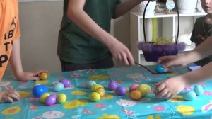 Играем в веселую пасхальную игру с пасхальными яйцами.