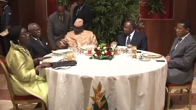 Dîner offert par le Président Ali Bongo Ondimba au Président du Sénégal Macky Sall смотреть онлайн