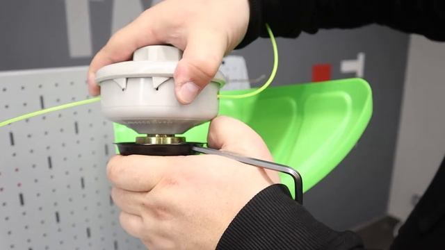 Как установить нож или шпульку на триммер? смотреть онлайн