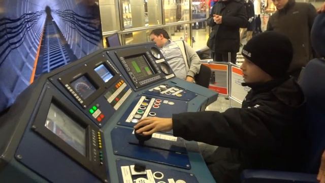 Кабина машиниста электропоезда метро. Иммитация. смотреть онлайн