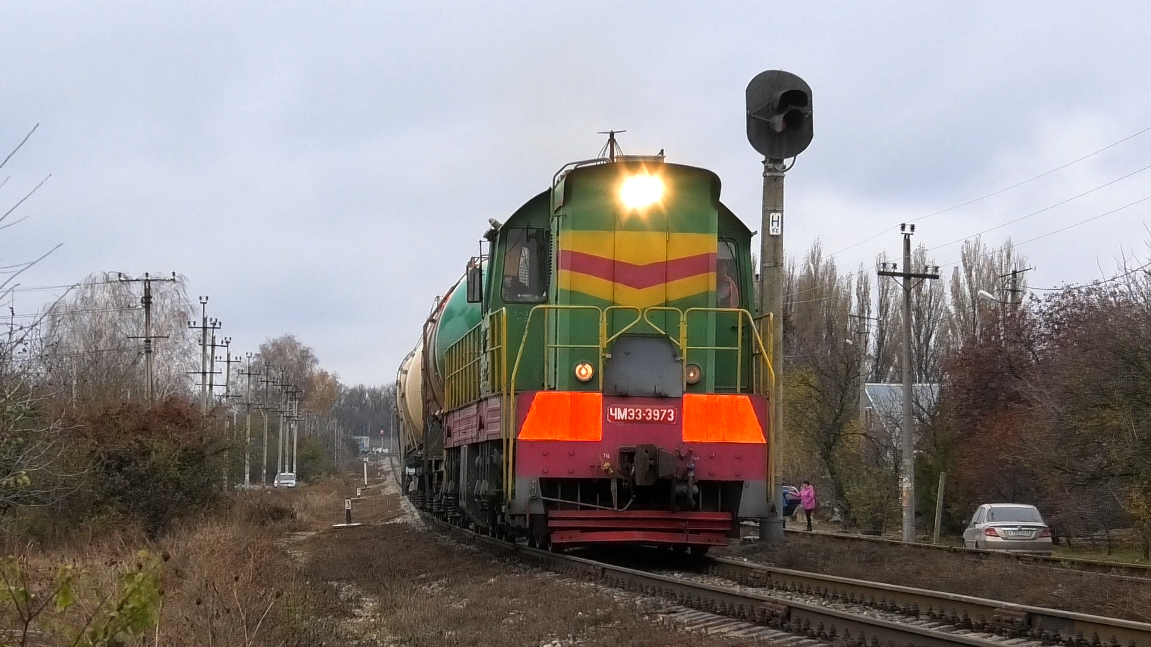 ЧМЭ3-3973 с грузовым составом и приветливой бригадой смотреть онлайн