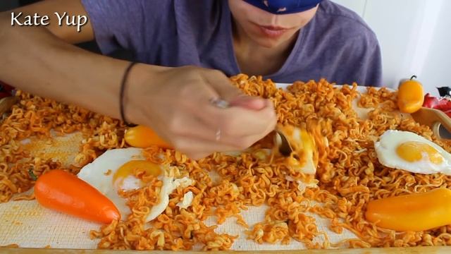 HUGE ASMR-MUKBANG !! KATE YUP VS 10 PACKS NOODLE FIRE !! WARNING !! SO SPICY