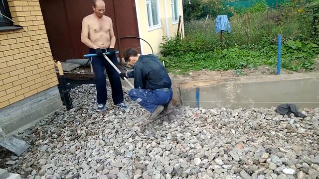 Ровняем большими самодельными граблями щебень смотреть онлайн