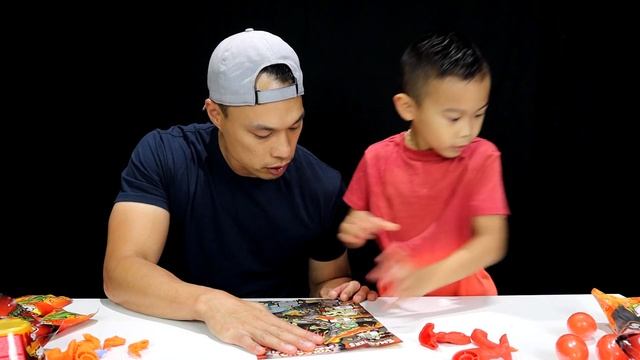 Zuru Smashers Mega Light up DINO Over 25 Surprises Series 4 Toy Review! смотреть онлайн