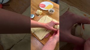 Круассаны из слоеного теста: САМЫЙ ПРОСТОЙ рецепт с ветчиной и сыром