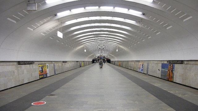 Звук метро. Дежурная по станции (Дима Вдовин:))))) смотреть онлайн