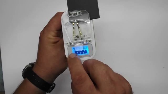 Универсальное зарядное устройство для батарей телефонов смотреть онлайн