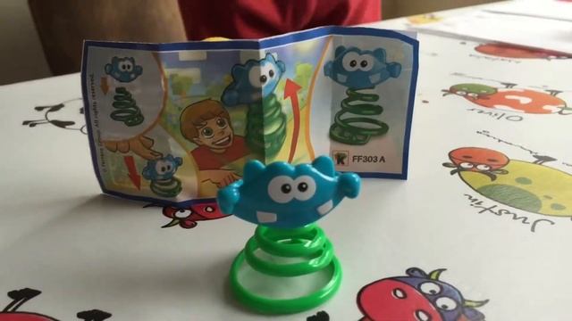 Велосипед, ослик перевертыш, лягушки попрыгуньи и экскаватор в киндер сюрпризах. Open the kinder. смотреть онлайн