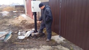 Устройство металлического столба трубостойки для электрического кабеля СИП