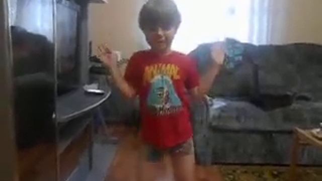 Мой сыночек Артемка танцует танец попы))) Улыбнись и танцуй вместе с ним))) смотреть онлайн