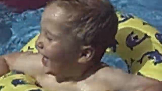 Jonas im Pool смотреть онлайн