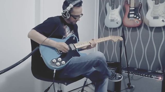 65´ Fender Deluxe Reverb amp with Big Muff Pi pedal смотреть онлайн