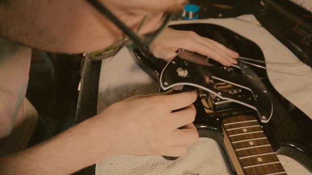 FILTERTRON Gretsch Pickups on Squier MUSTANG | Installation and Demo смотреть онлайн