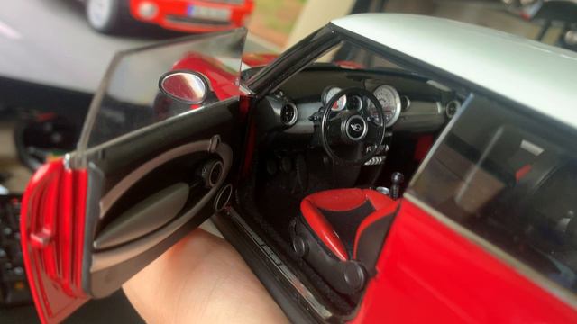 Обзор модели Mini Cooper в 1:18 от Kyosho смотреть онлайн