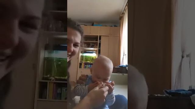 Внук учится пить из кружки,6 месяце смотреть онлайн