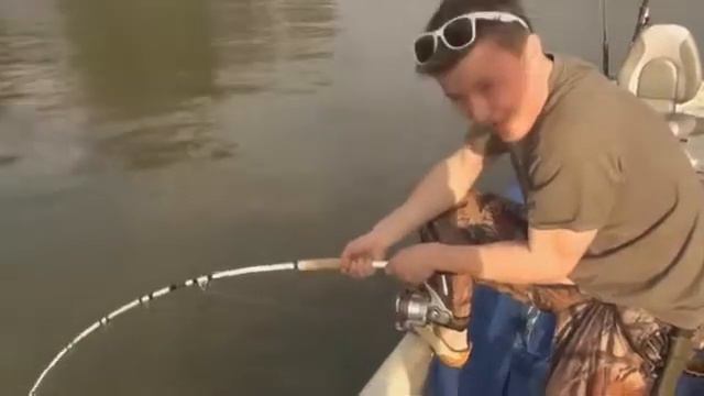 Рыбалка огромный рыба посмотреть и поставьте лайк. смотреть онлайн