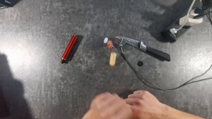 заряжаем одноразовую электронную сигарету / при помощи телефонного провода